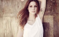 Fata tatuata pe brat